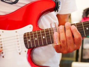 ギターのボトルネック奏法とは？原理や練習のやり方について解説