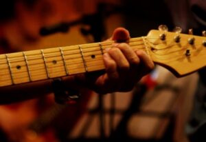 ギターのピッキングハーモニクスとは？練習方法や上達のためのコツを解説