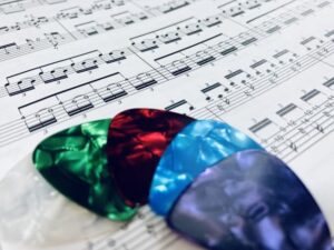 ギターのピックスクラッチのやり方とは？練習のコツについても解説