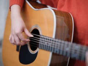 初心者必見！ギターの指弾きを練習する方法と練習のコツを解説！