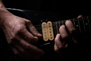 ギターのハイブリッドピッキングとは？練習方法やコツについても解説