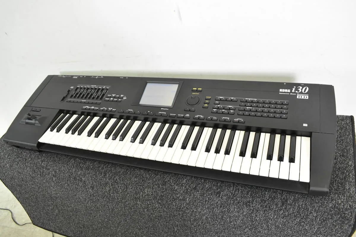 希少品 KORG i30 Music workstation シンセサイザー Korg i30 - Synthesizer & Music Workstation Includes Soft Bag