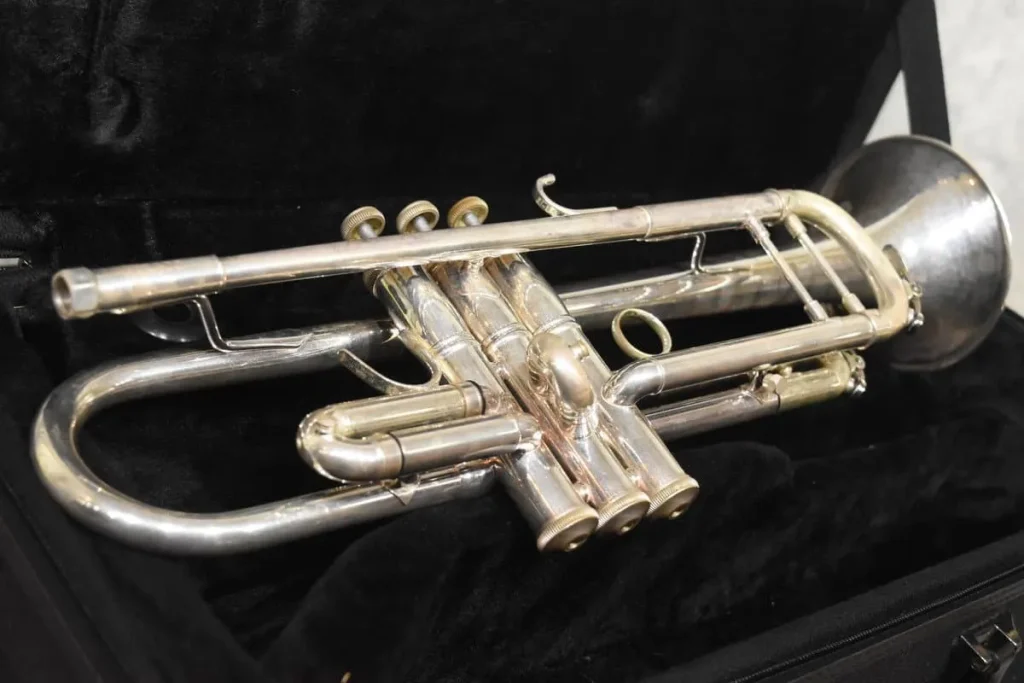 Bach ビンセントバック トランペット 管楽器 TR 400 彫刻あり Bach ビンセントバック トランペット 管楽器 TR 400 彫刻あり Bach